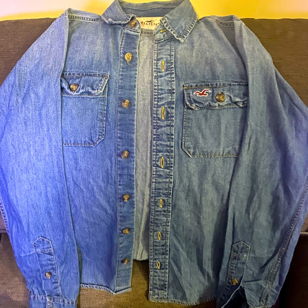Denim Hollister shirt. Perfect for fall